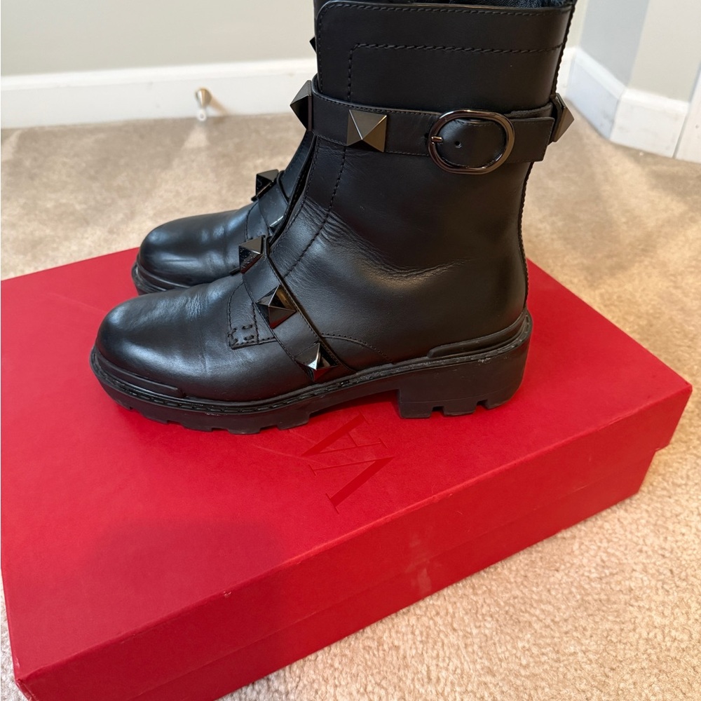 Valentino Garavani Black Leather Rockstud Lug Boots - Picture 4 of 7